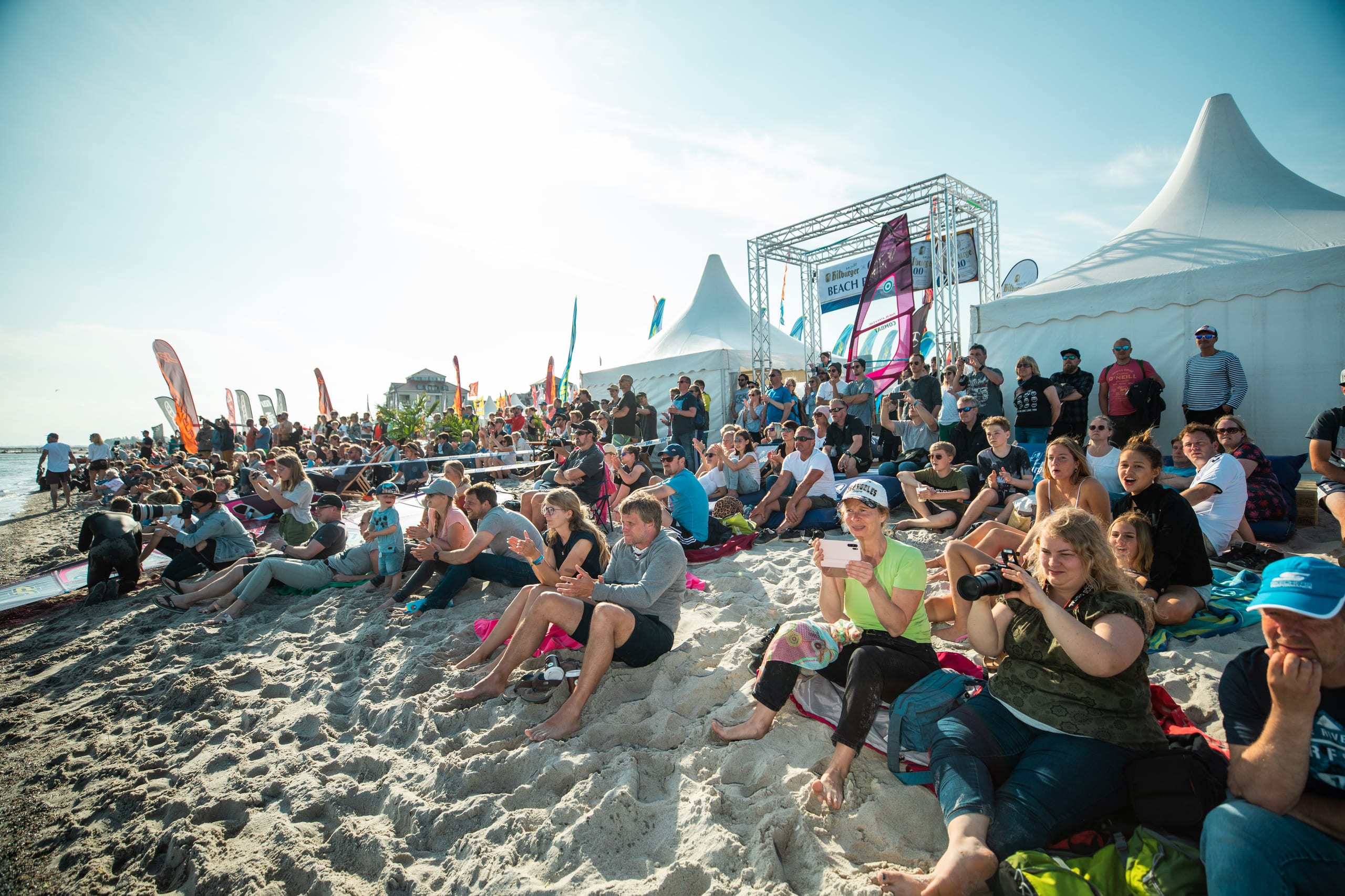 Wings on Fire — Contest, Performance. Freestyle-Wettkampf im Tow-in- oder Standard-Format, nah am Strand, live moderiert mit 3 Judges.