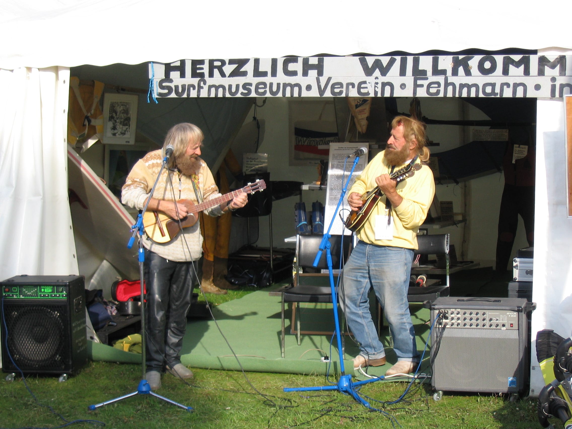 Surf Museum Zelt — Kultur, Finne, Foil. Das Surf-Museum Fehmarn stellt besondere Exponate aus und die Charchula-Zwillinge bedienen die Steel Drums.