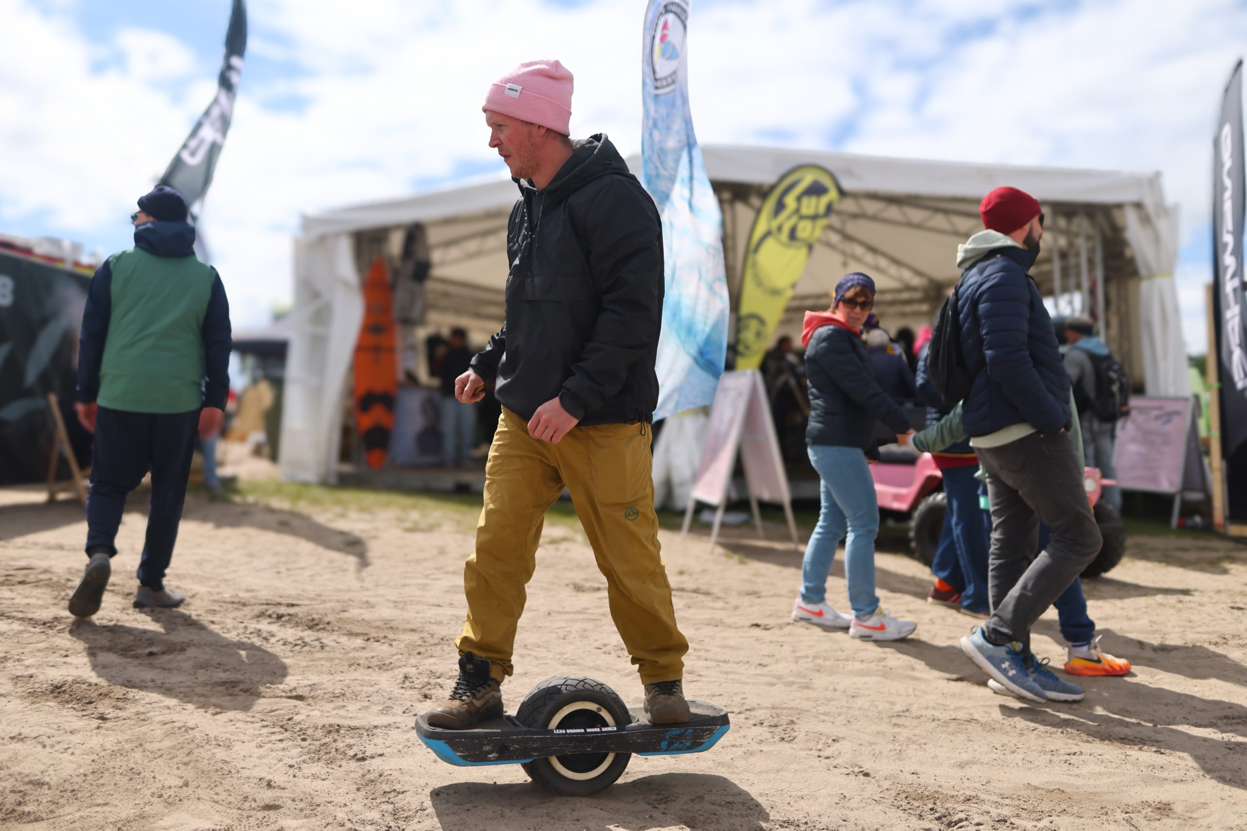 OneWheel — Body & Mind, Kultur, Performance. Ein elektrisch angetriebenes, selbstbalancierendes Board mit einem zentralen Rad, das durch Gewichtsverlagerung beschleunigt, bremst und in fließende Turns gesteuert wird.