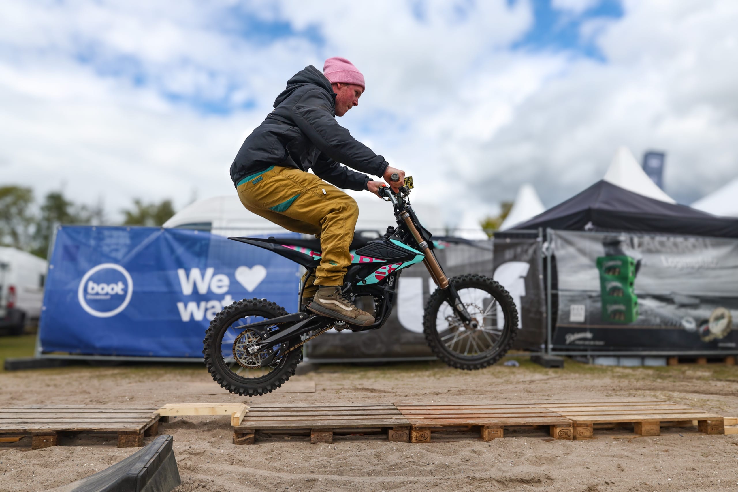 E-Dirtbike — Performance. Leicht, leise und ordentlich Druck am Hinterrad: E-Dirtbikes verbinden das Handling eines Mountainbikes mit dem Fahrgefühl einer Offroad-Motocross-Maschine.