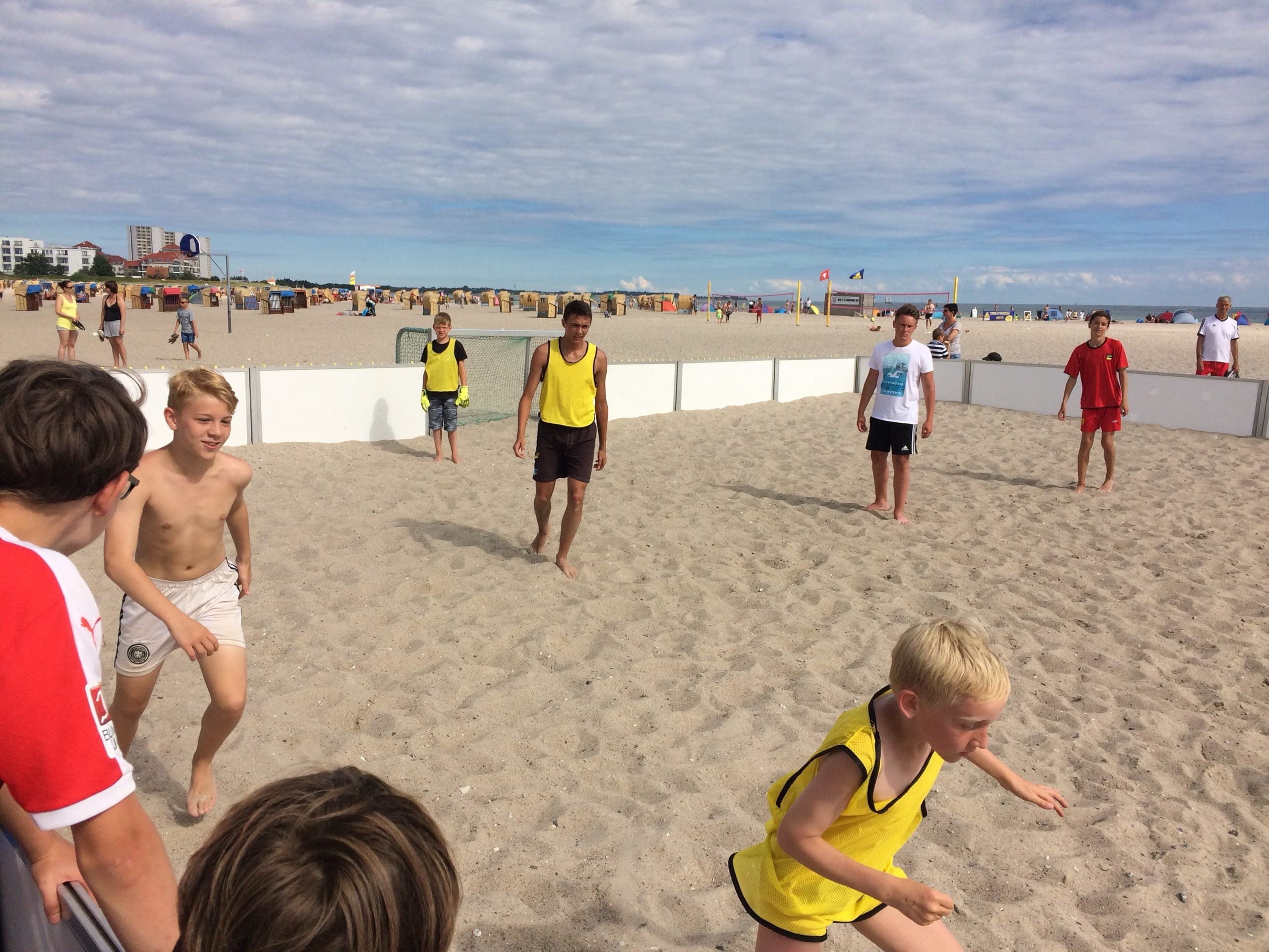 Beach Soccer — Body & Mind, Performance, Party. Schuhe aus, Ball schnappen, Teams zusammenwürfeln und ab dafür.